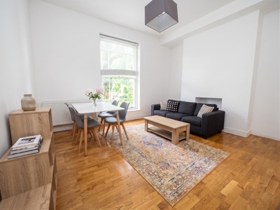 This 2 bed 1st floor flat is set within nice semid Main Photo
