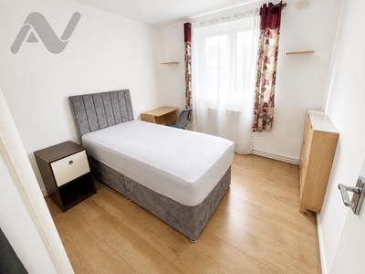 Decent sized double bedroom close to Finsbury Park Main Photo