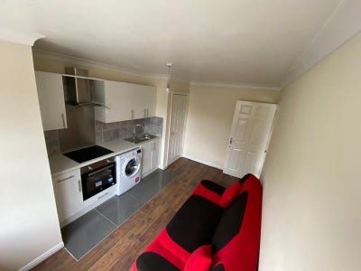 Spacious & Bright 1-Double Bed Flat | 1St Floor Main Photo