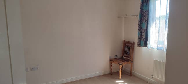 Looking for some people to share the house. I Main Photo