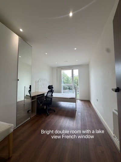 Bright Double Room with Lake View & French Windows Main Photo