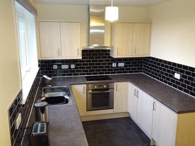 Comfortable room in West End flat Main Photo