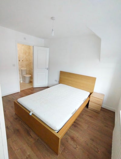 Double En-Suite Room Available – M9 Main Photo