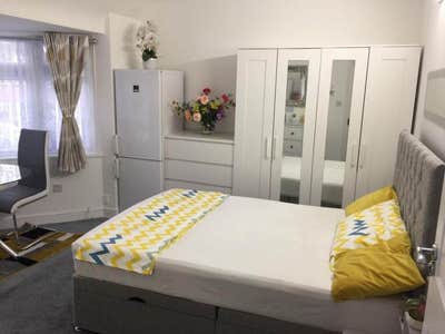 ✨Furnished Spacious Double Room available in TW4🌿 Main Photo