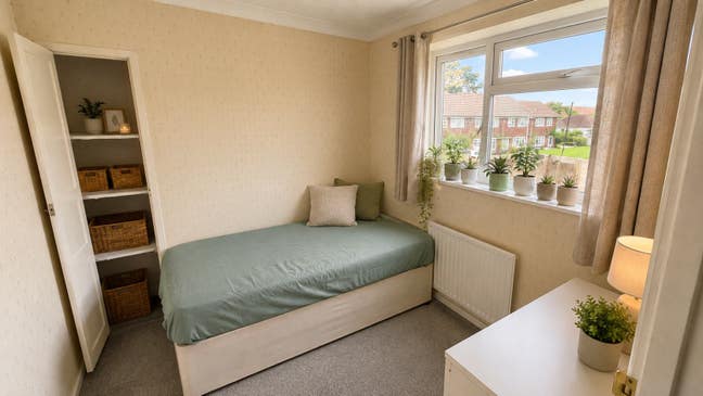 🏡 1 Bedroom for Rent in Family Home – Colnbrook Main Photo