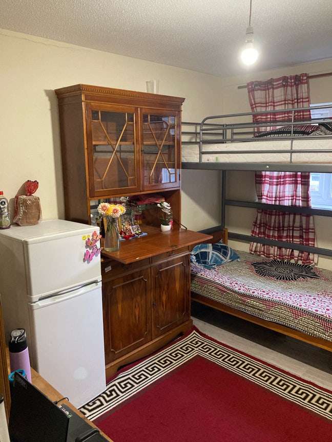 Sharing Room in broadfield Main Photo