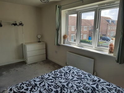 Double bedroom in immaculate house Main Photo