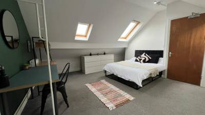 Spacious Room in Central Location  Main Photo