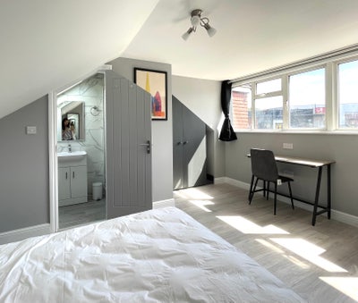 Ensuite Room 7 minutes walk to Elizabeth Line Main Photo