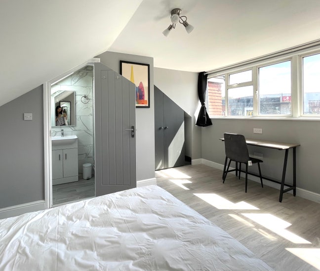 Ensuite Room 7 minutes walk to Elizabeth Line Main Photo