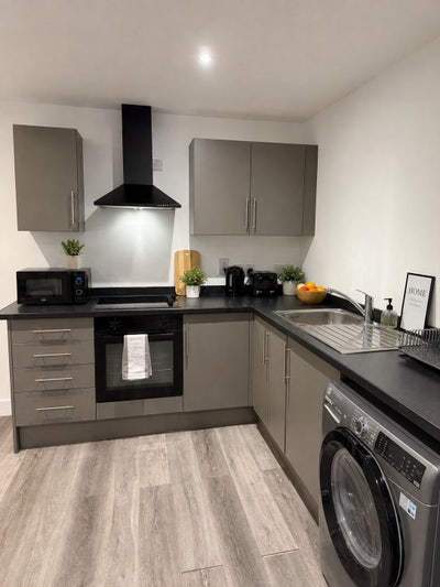 Room with en-suite in large 3 bedroom Flat  Main Photo