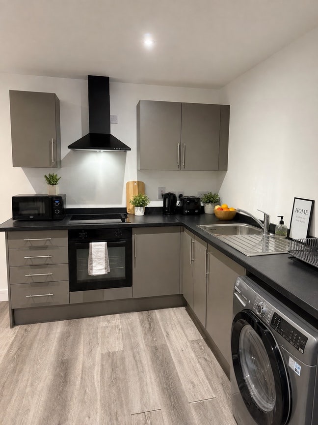 Room with en-suite in large 3 bedroom Flat  Main Photo