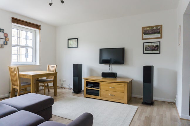 1-Bedroom Flat-Prime Limehouse Location📍 Main Photo