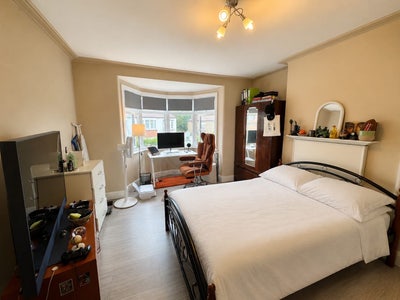 Large Double Room- All Bills Inc- 3 mins from Tube Main Photo