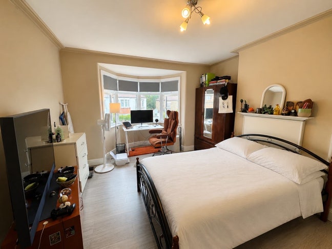 Large Double Room- All Bills Inc- 3 mins from Tube Main Photo
