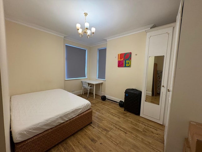 Double Room Available - Hendon Central Main Photo