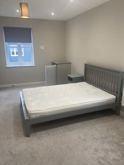 Large Double with Ensuite - All Bills Included Main Photo
