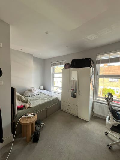 Spacious En-Suite Room in a Friendly Female Home Main Photo