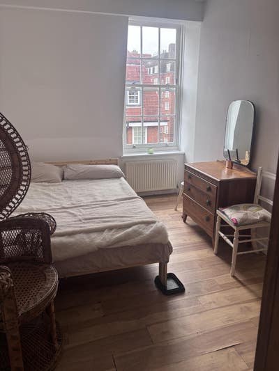 Cosy Chelsea Flat – Friendly Professional Looking  Main Photo