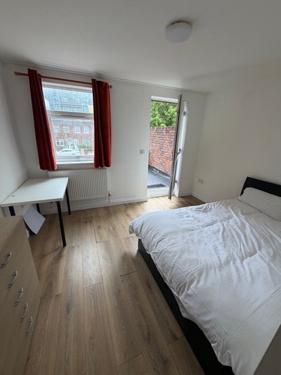 5 Beautiful double/ en-suite rooms available  Main Photo