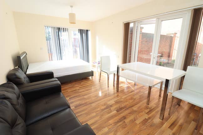 London Bridge Living | 3 Beds Apartment  Main Photo
