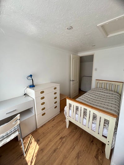 Single and Double Rooms in Clean and quiet house Main Photo