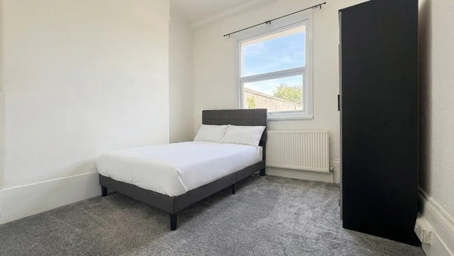 Renovated Spacious Double Bedroom  Main Photo