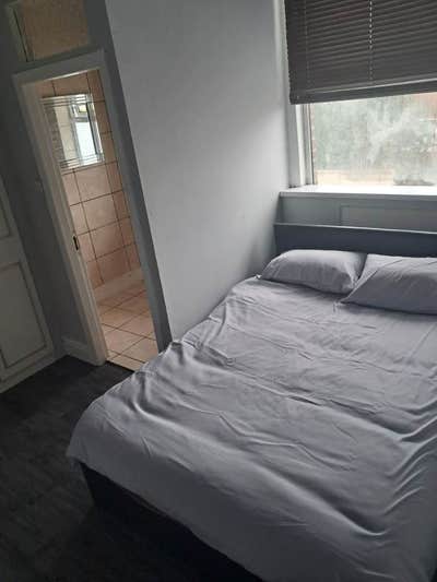 🏡 Spacious Double Room | Bills Included |M34  Main Photo