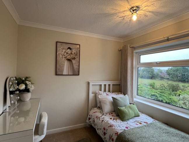 Private bedroom & your own separate study.  Main Photo