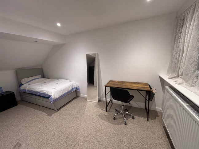 Recently refurbished home in Raynes Park Main Photo