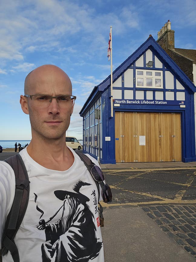 42yo professional moving to Edinburgh! Main Photo