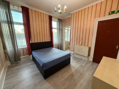 Bedroom Very Near Ibrox Underground Station Main Photo