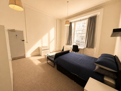 ^^Huge En-Suite Room Includes All Bills Near ICL^^ Main Photo