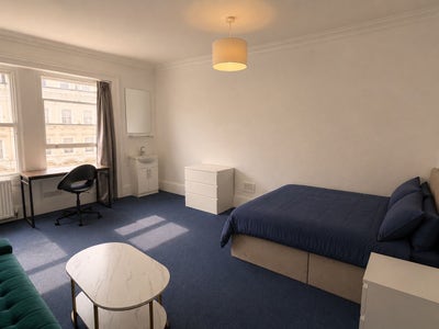^Lovely Large Double Room Minutes from ICL 1 Sept^ Main Photo
