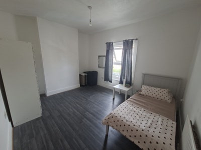 Room to Rent only for Females Main Photo