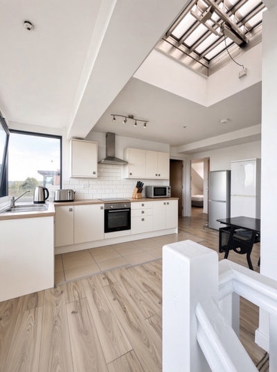 4 double rooms- Armley- en suite- bills included Main Photo