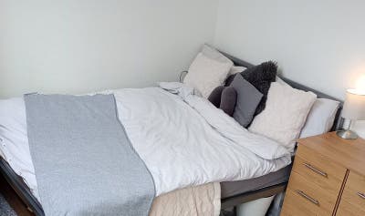 Studio | Tue–Thu | Female Professional/Postgrad Main Photo