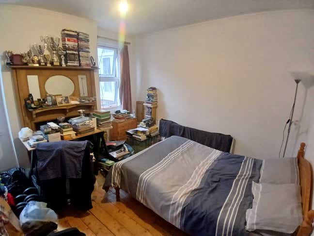 Double room available to rent in flat near Balham Main Photo