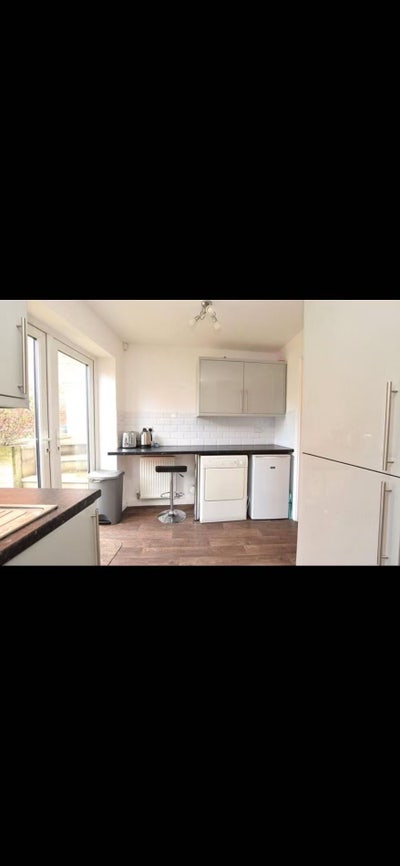4 Bedroom House in Leeds, 3 rooms to rent  Main Photo