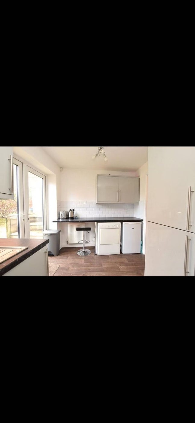4 Bedroom House in Leeds, 3 rooms to rent  Main Photo