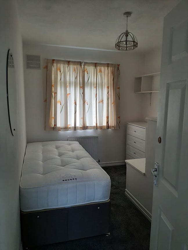 Single Room near Elm Park Station Main Photo
