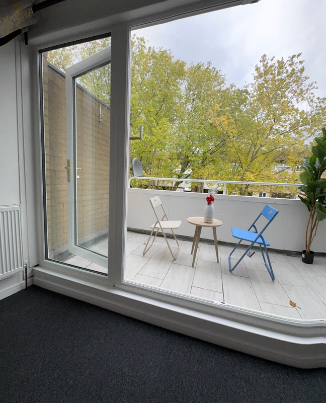 Short term room available now Main Photo