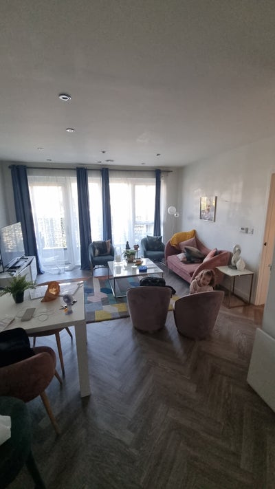 Two-Bedroom Flat Available to Rent in Queensbury,  Main Photo