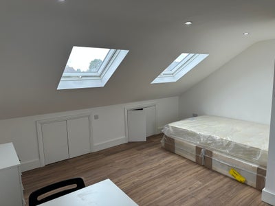 1 x En-suite, 2 x Double , 2x Single Room to Let Main Photo
