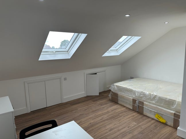 1 x En-suite, 2 x Double , 2x Single Room to Let Main Photo