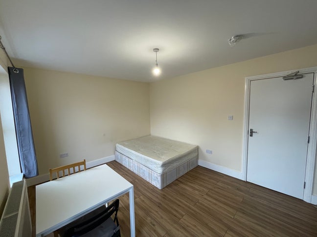  2 x Double , 2x Single Room to Let Main Photo