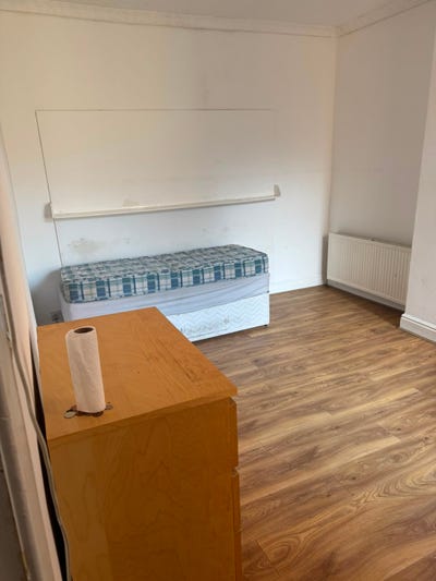 Double & Single Rooms to Rent – BL3 2Rg Main Photo