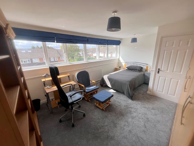 Top floor master bedroom with en suite Main Photo