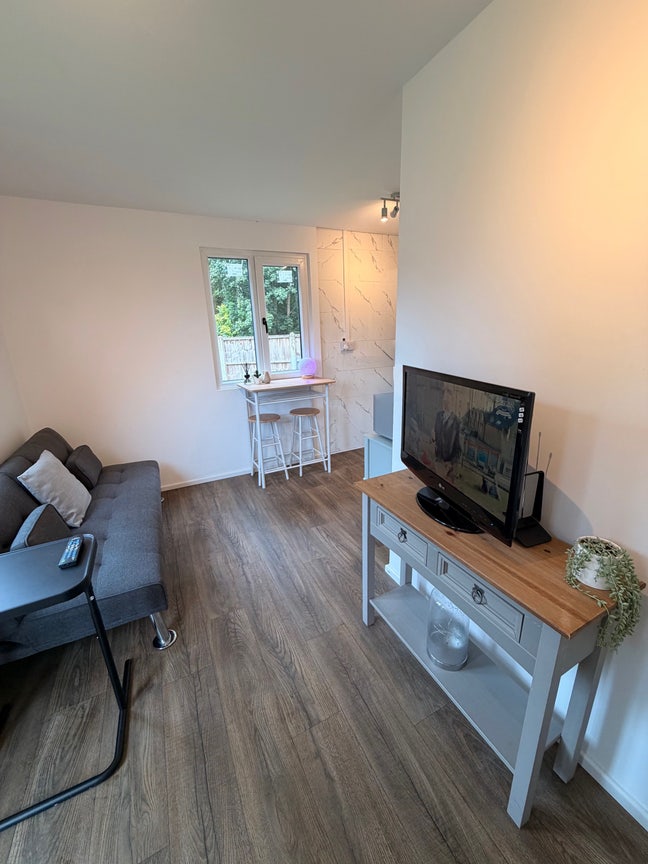 Lovely self contained studio all bills included Main Photo