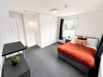 Modern En-Suite Double Room | Parking | WV1  Main Photo